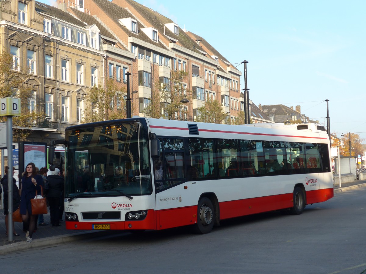 (157'127) - VEOLIA - Nr. 3844/BS-JZ-60 - Volvo am 21. November 2014 beim Bahnhof Maastricht