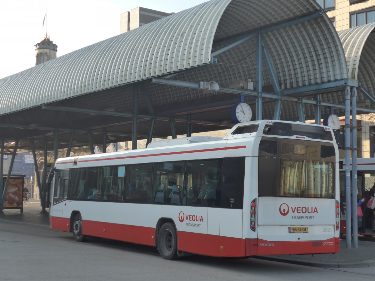 (157'137) - VEOLIA - Nr. 3832/BS-JX-01 - Volvo am 21. November 2014 beim Bahnhof Maastricht
