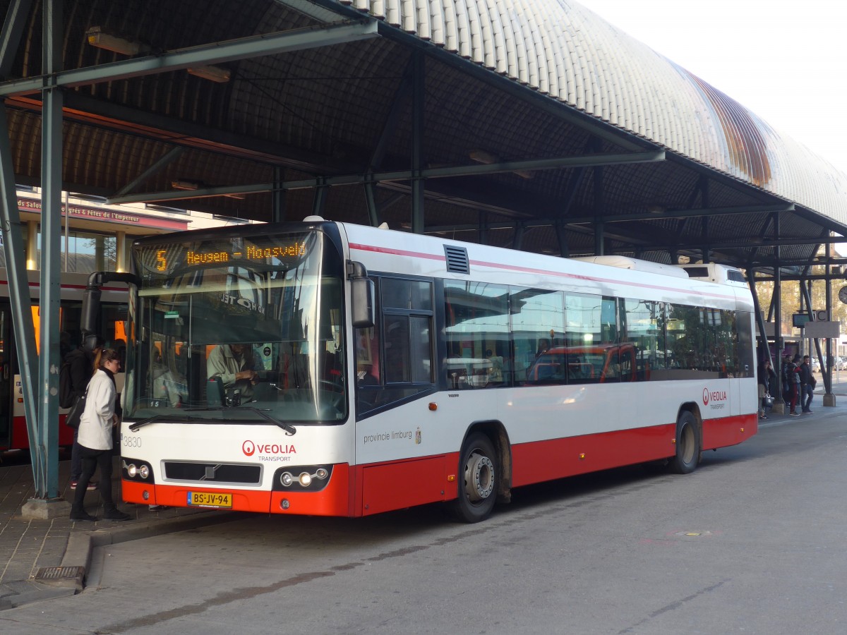 (157'140) - VEOLIA - Nr. 3830/BS-JV-94 - Volvo am 21. November 2014 beim Bahnhof Maastricht