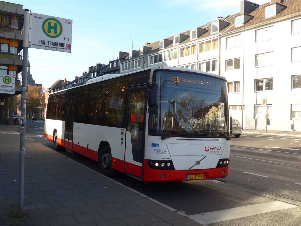 (157'154) - Aus Holland: VEOLIA - Nr. 5808/BS-JT-43 - Volvo am 21. November 2014 beim Hauptbahnhof Aachen