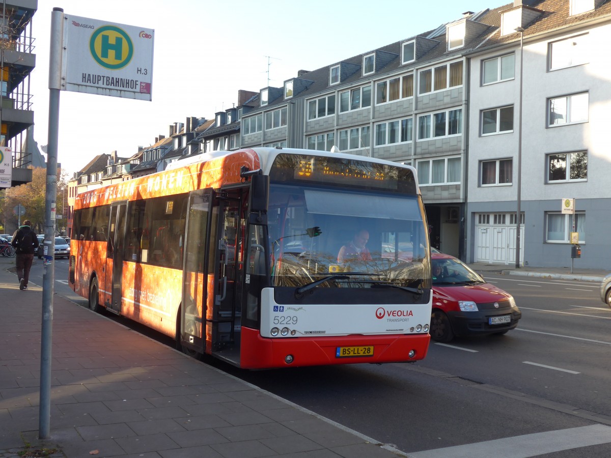 (157'221) - Aus Holland: VEOLIA - Nr. 5229/BS-LL-28 - VDL Berkhof am 21. November 2014 beim Hauptbahnhof Aachen