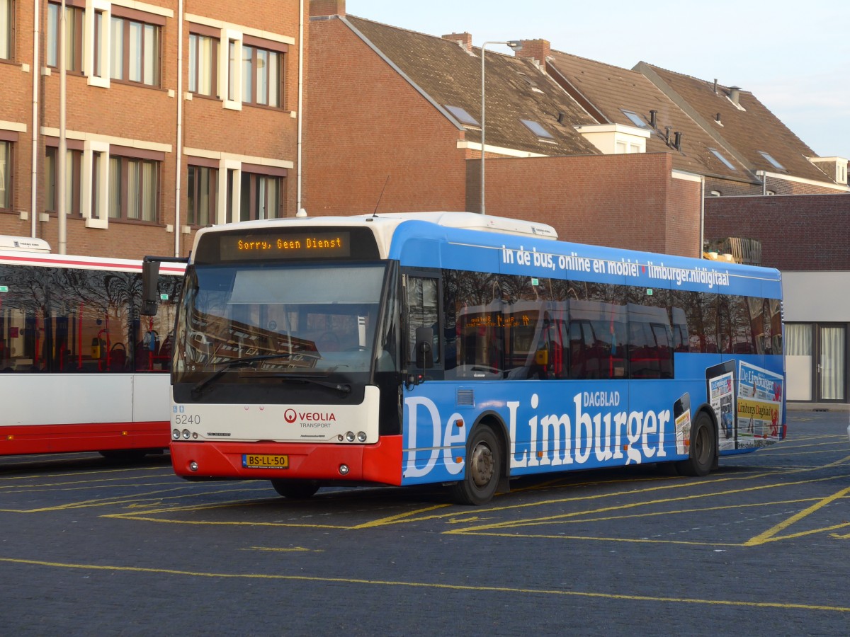 (157'288) - VEOLIA - Nr. 5240/BS-LL-50 - VDL Berkhof am 21. November 2014 beim Bahnhof Roermond