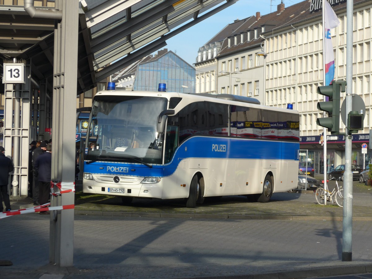 (157'339) - Bundespolizei - BP 45-792 - Mercedes am 22. November 2014 beim Hauptbahnhof Mnchengladbach