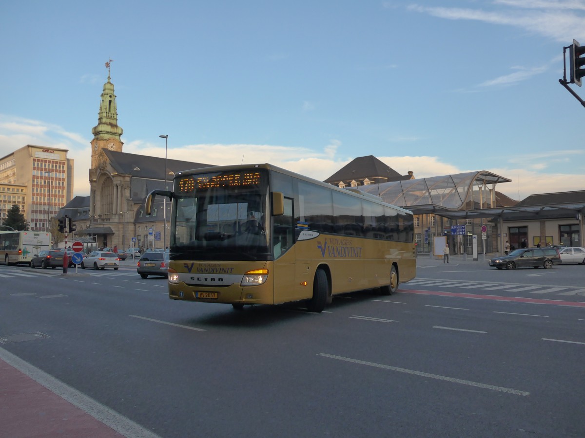 (157'432) - Vandivinit, Ellange - VV 2057 - Setra am 22. November 2014 beim Bahnhof Luxembourg