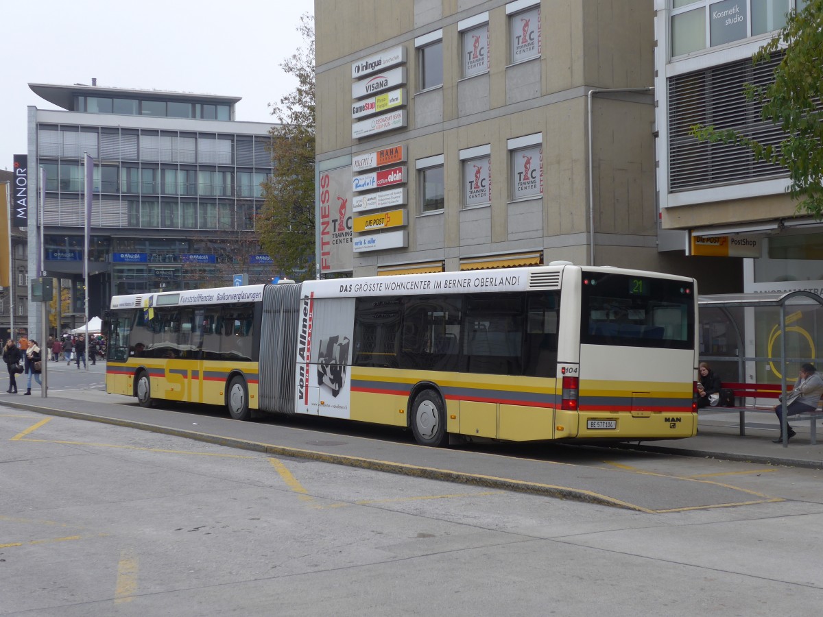 (157'513) - STI Thun - Nr. 104/BE 577'104 - MAN am 25. November 2014 beim Bahnhof Thun