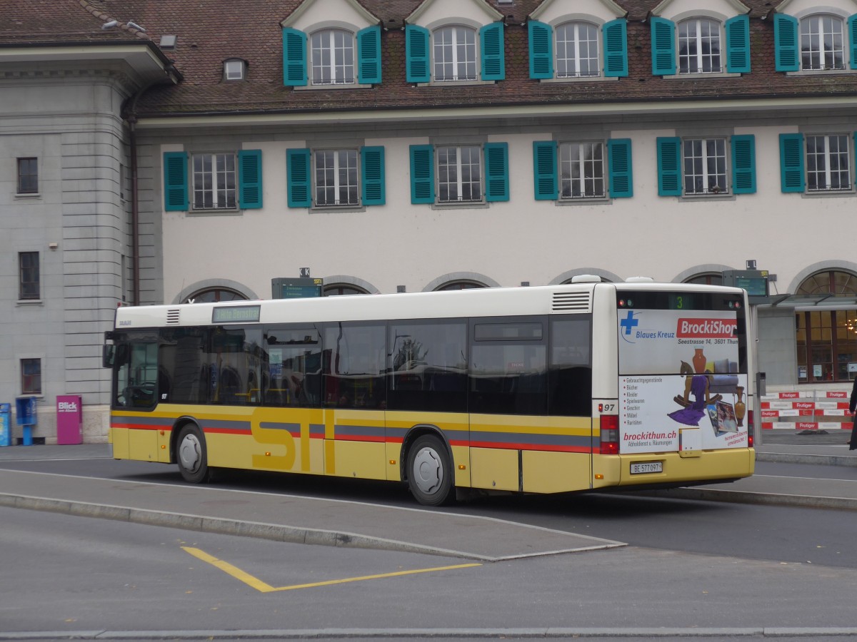 (157'514) - STI Thun - Nr. 97/BE 577'097 - MAN am 25. November 2014 beim Bahnhof Thun