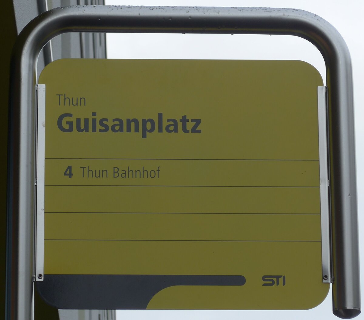 (157'715) - STI-Haltestellenschild - Thun, Guisanplatz - am 8. Dezember 2014