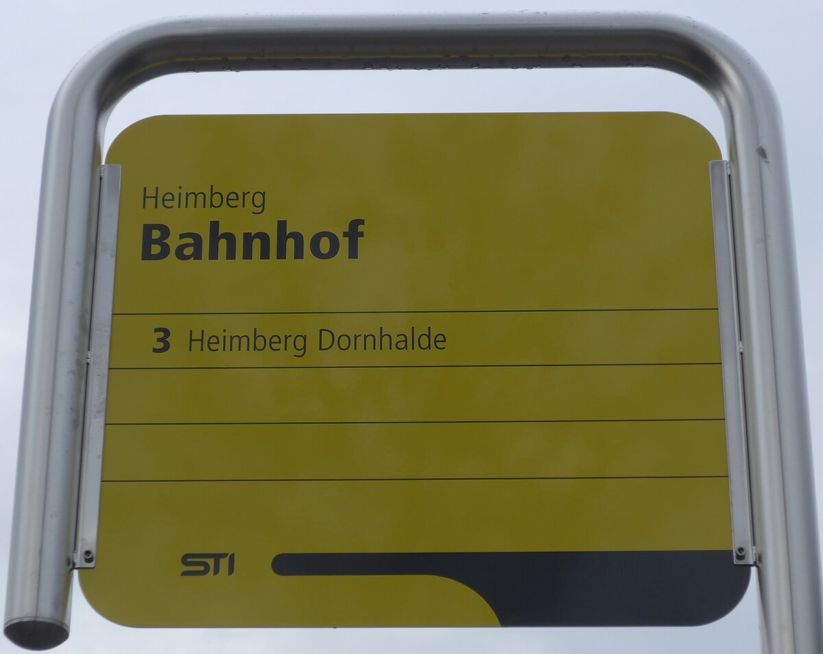 (157'720) - STI-Haltestellenschild - Heimberg, Bahnhof - am 8. Dezember 2014