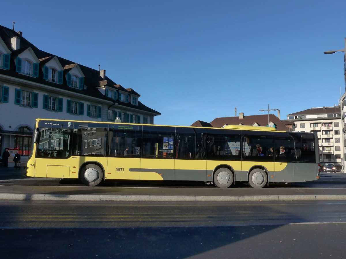 (157'832) - STI Thun - Nr. 158/BE 752'158 - MAN am 20. Dezember 2014 beim Bahnhof Thun