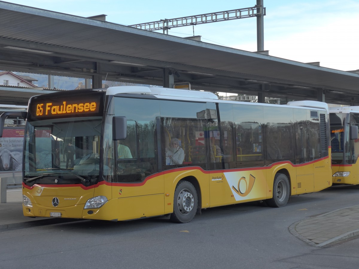 (157'881) - PostAuto Bern - BE 653'383 - Mercedes am 22. Dezember 2014 beim Bahnhof Spiez