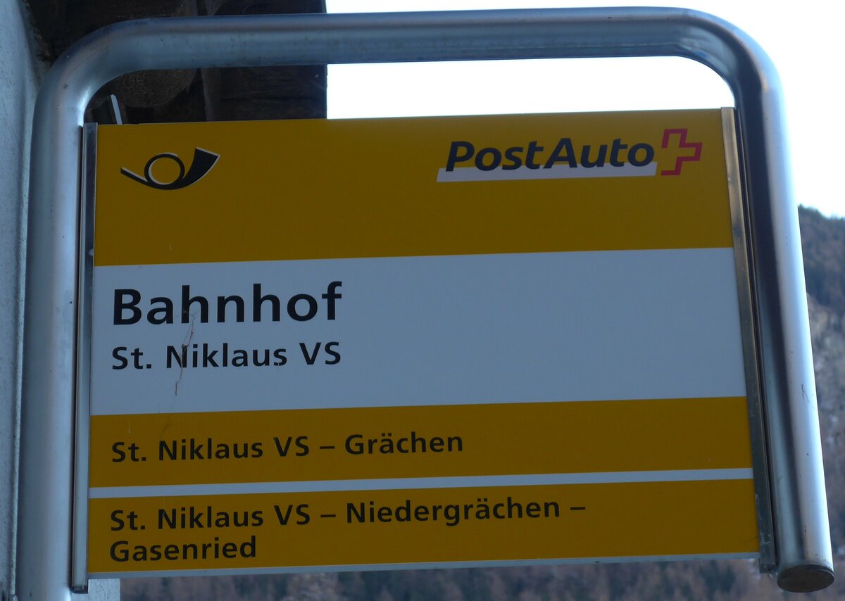 (157'896) - PostAuto-Haltestellenschild - St. Niklaus VS, Bahnhof - am 23. Dezember 2014