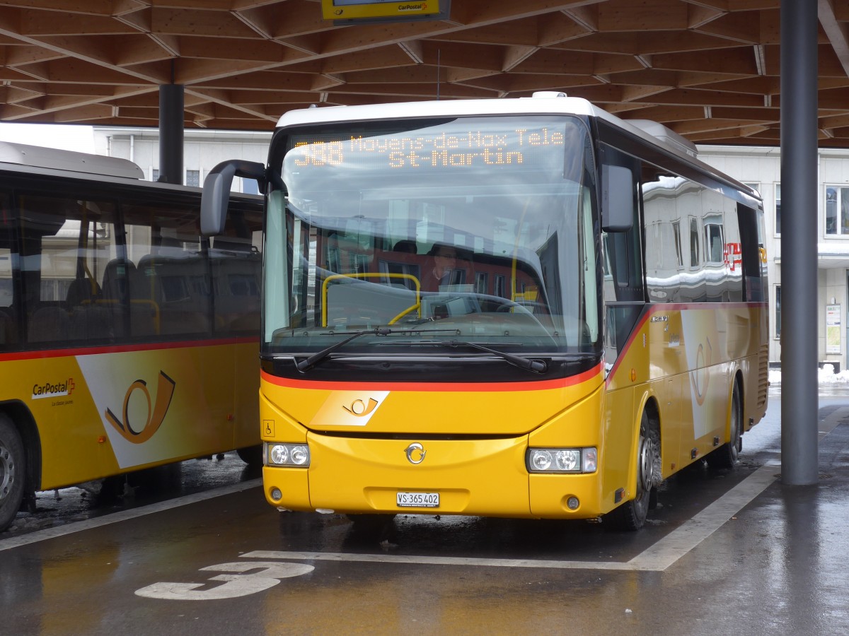 (157'979) - PostAuto Wallis - Nr. 21/VS 365'402 - Irisbus am 28. Dezember 2014 beim Bahnhof Sion