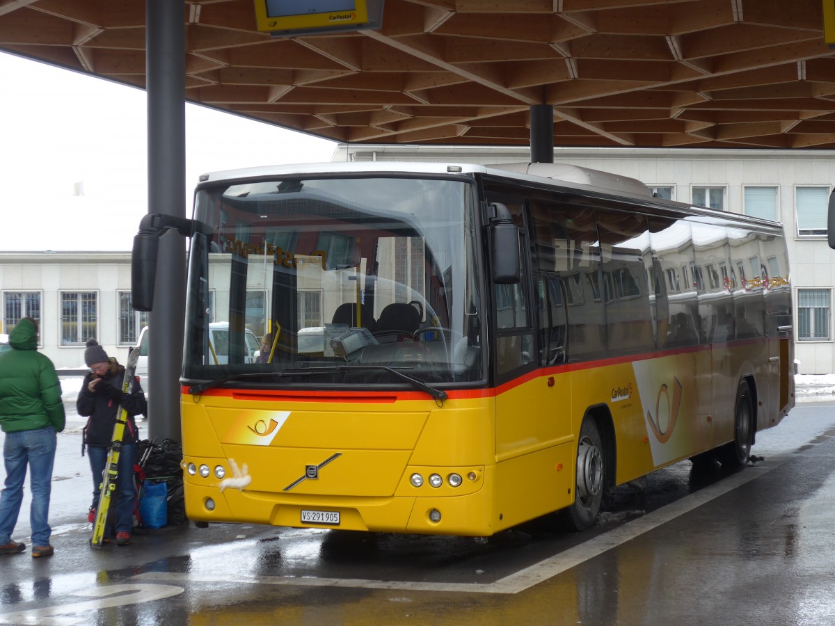 (157'980) - Buchard, Leytron - VS 291'905 - Volvo am 28. Dezember 2014 beim Bahnhof Sion