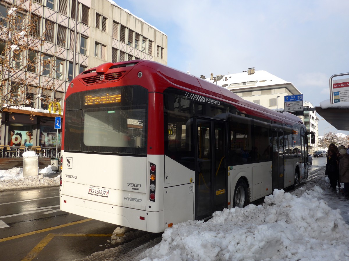(158'012) - PostAuto Wallis - Nr. 74/VS 420'832 - Volvo am 28. Dezember 2014 beim Bahnhof Sion