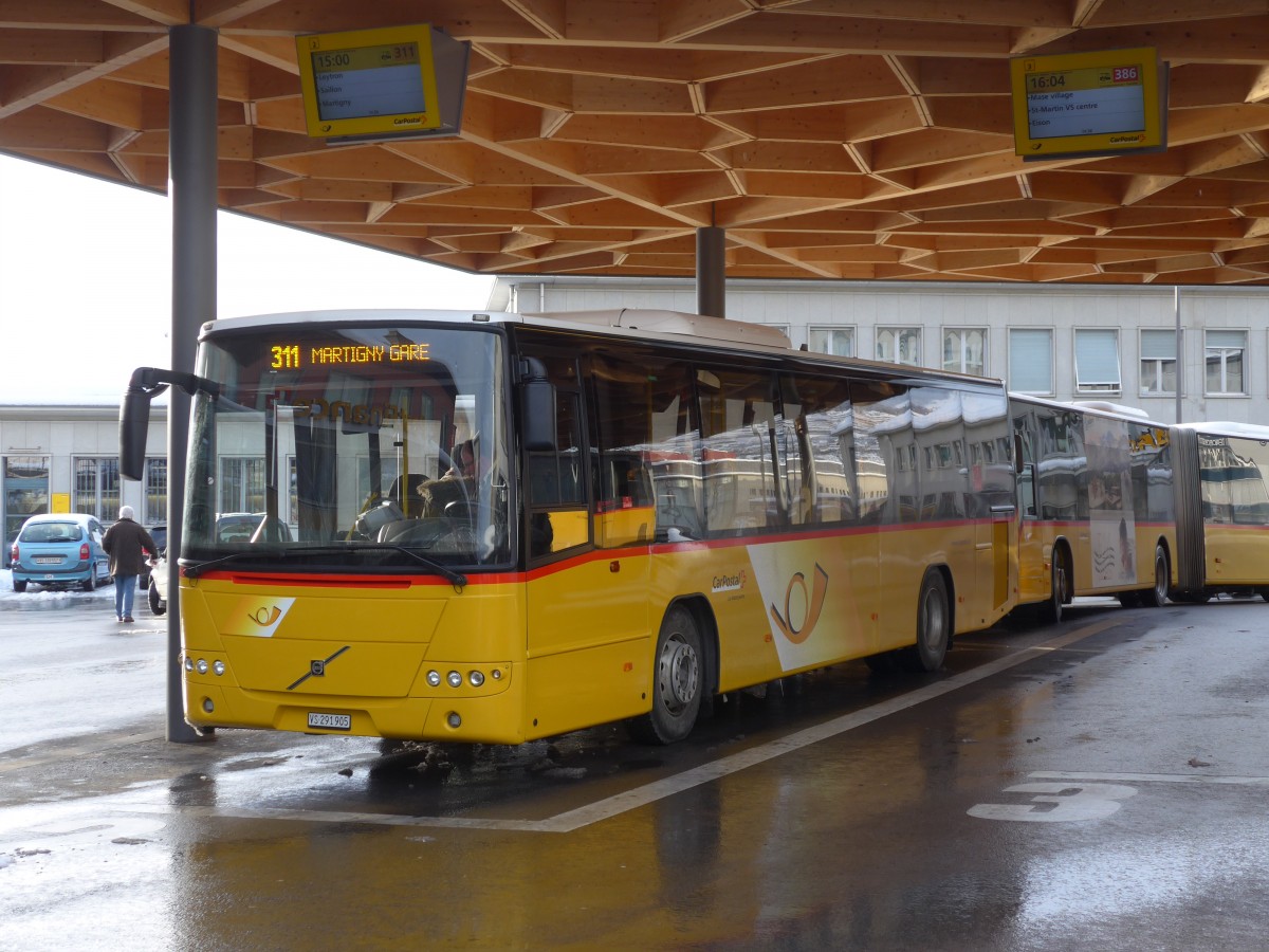 (158'013) - Buchard, Leytron - VS 291'905 - Volvo am 28. Dezember 2014 beim Bahnhof Sion