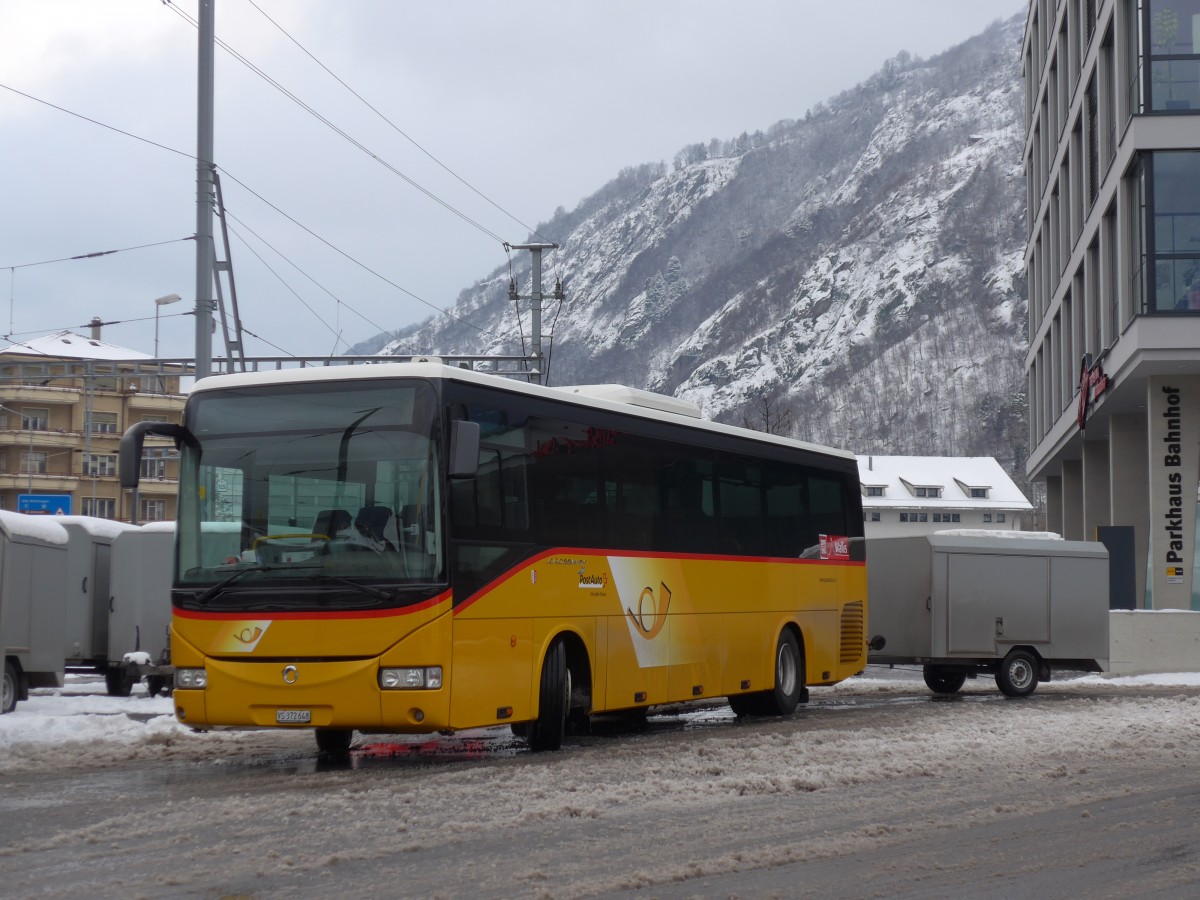 (158'020) - PostAuto Wallis - VS 372'648 - Irisbus am 28. Dezember 2014 beim Bahnhof Brig