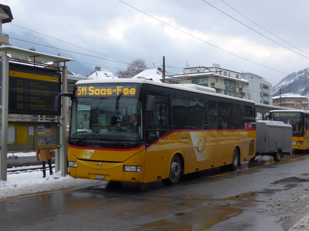 (158'029) - PostAuto Wallis - VS 372'648 - Irisbus am 28. Dezember 2014 beim Bahnhof Brig