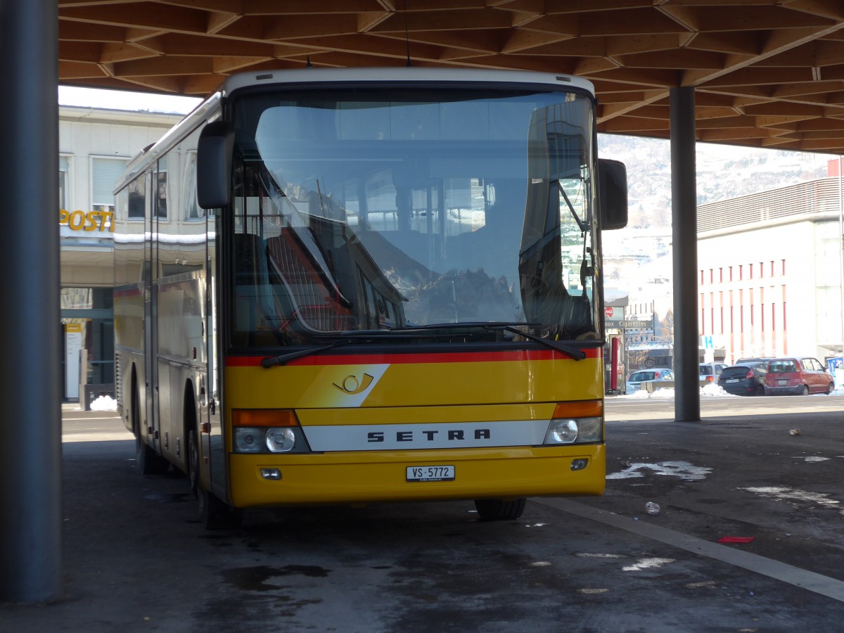 (158'052) - Mabillard, Lens - VS 5772 - Setra am 1. Januar 2015 beim Bahnhof Sion