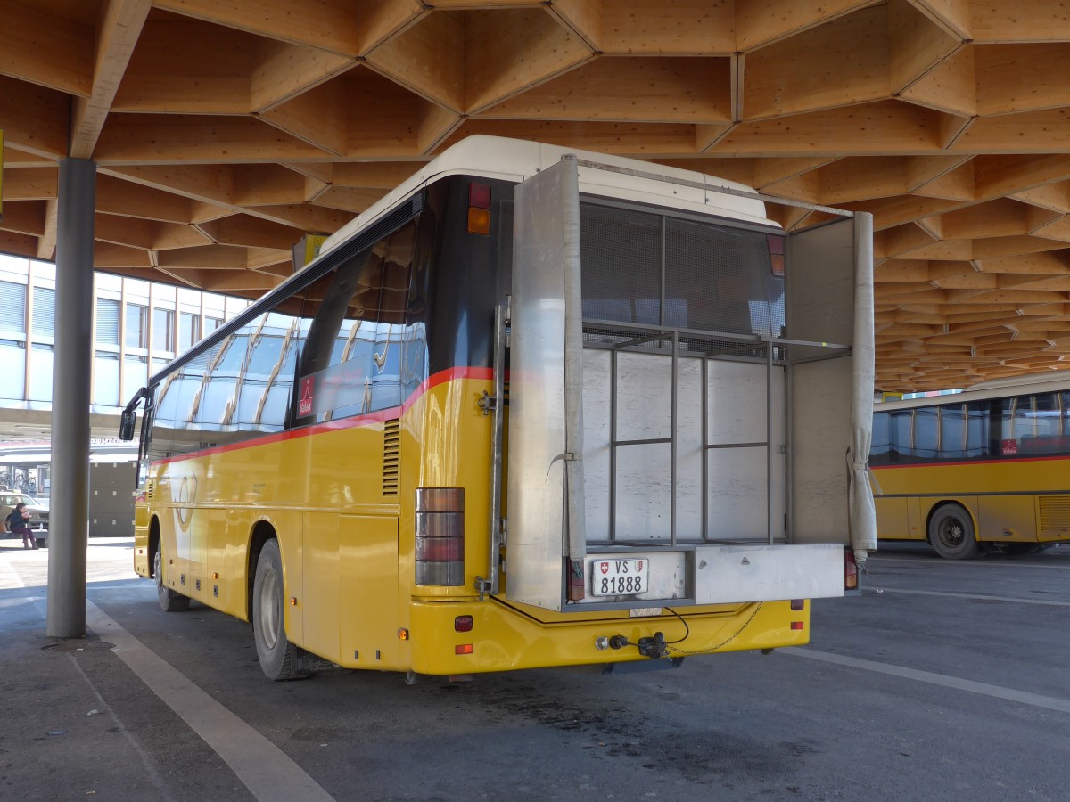 (158'053) - Evquoz, Erde - VS 81'888 - Volvo am 1. Januar 2015 beim Bahnhof Sion