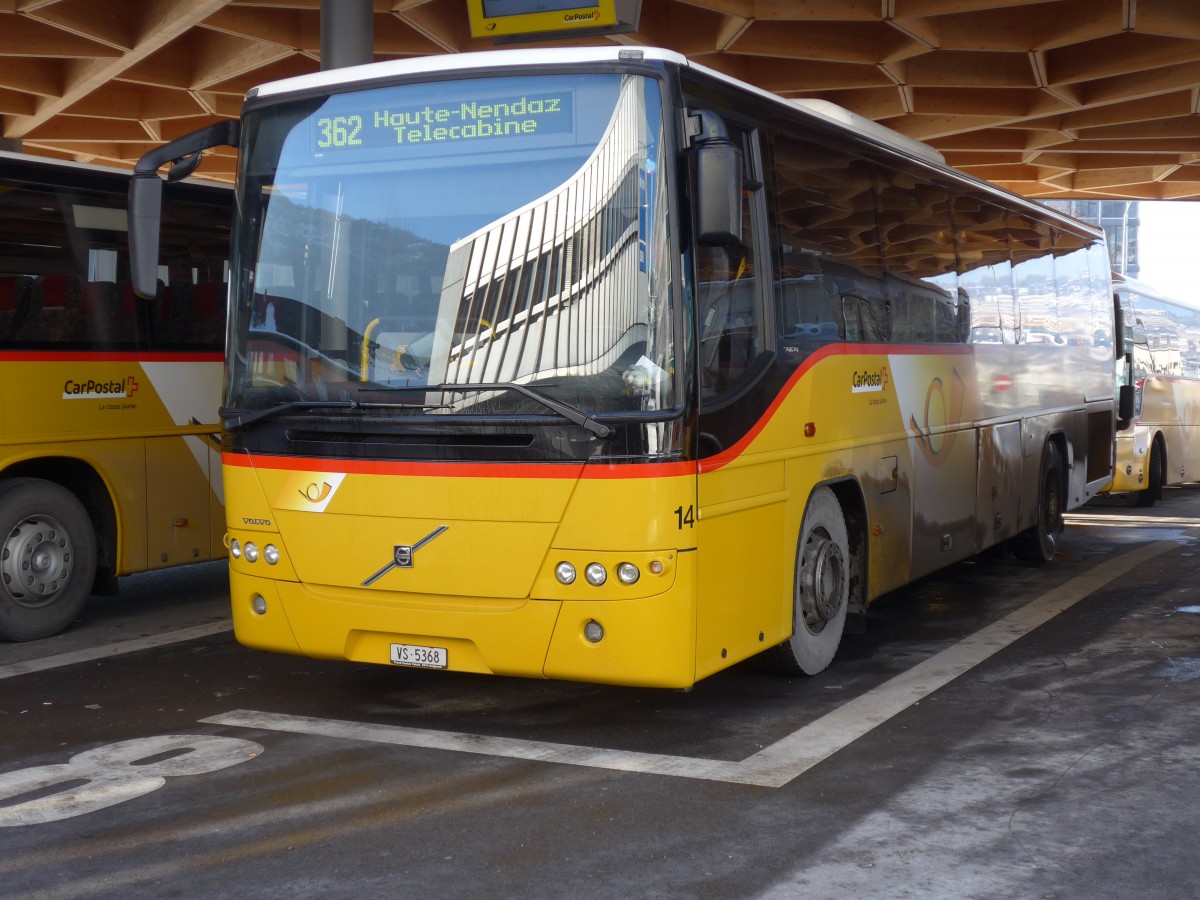 (158'079) - Lathion, Sion - Nr. 14/VS 5368 - Volvo am 1. Januar 2015 beim Bahnhof Sion