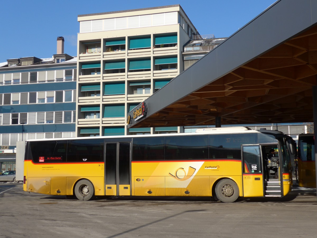 (158'084) - Lathion, Sion - Nr. 6/VS 12'672 - Van Hool am 1. Januar 2015 beim Bahnhof Sion