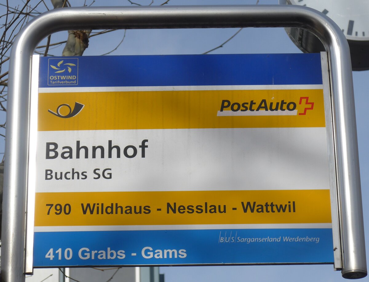 (158'543) - PostAuto/BUS Sarganserland Werdenberg-Haltestellenschild - Buchs SG, Bahnhof - am 1. Februar 2015 
