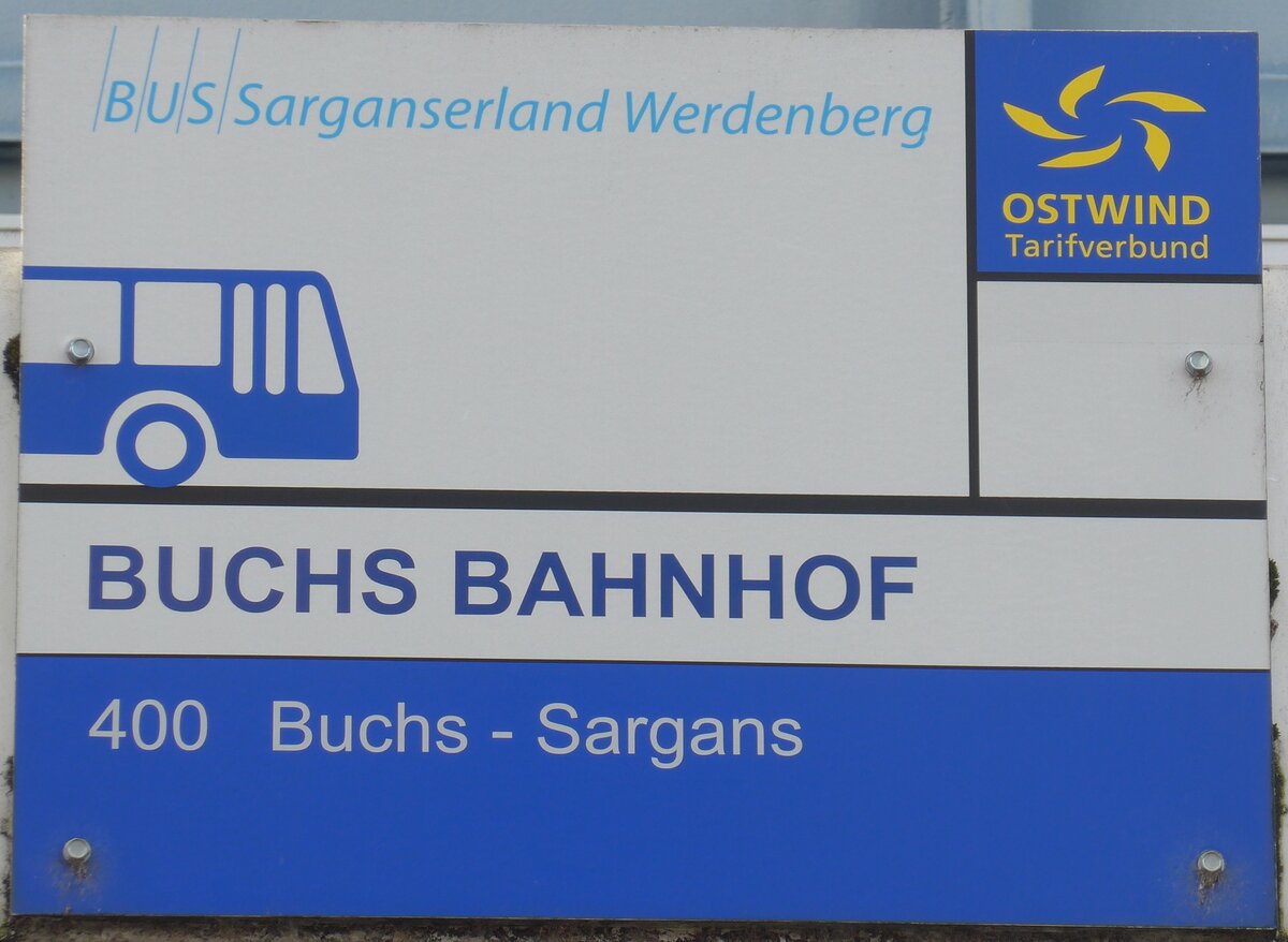 (158'545) - BUS Sarganserland Werdenberg-Haltestellenschild - Buchs, Bahnhof - am 1. Februar 2015