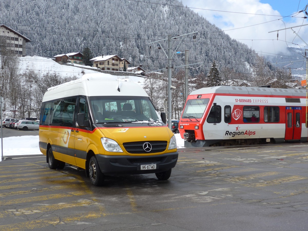 (158'842) - TMR Martigny - Nr. 131/VS 6740 - Mercedes am 22. Februar 2015 beim Bahnhof Le Chble