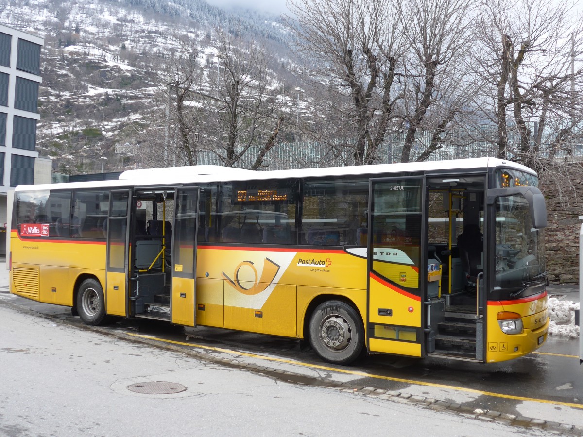 (158'863) - PostAuto Wallis - VS 403'661 - Setra am 22. Februar 2015 beim Bahnhof Brig
