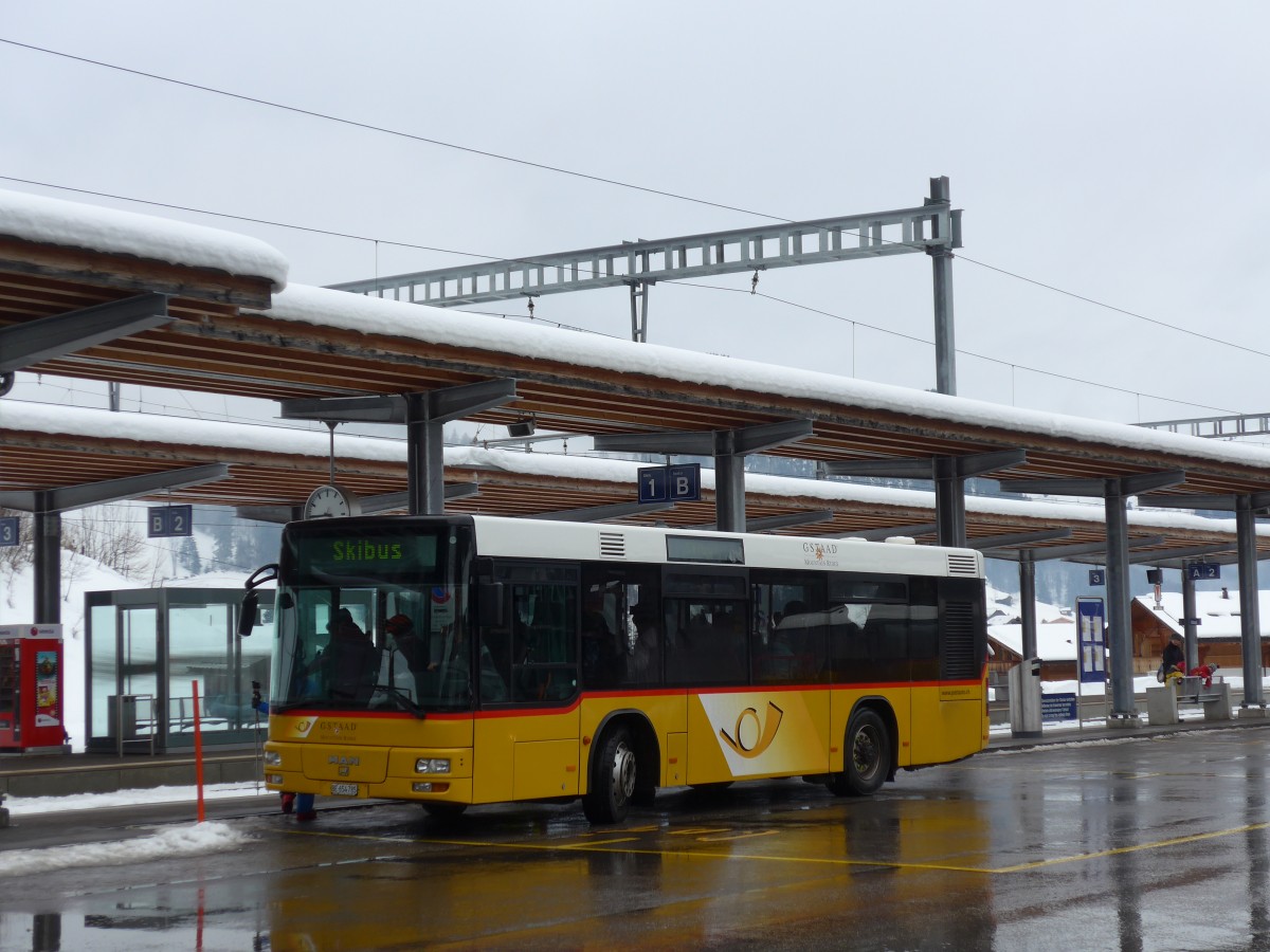(158'877) - PostAuto Bern - BE 654'785 - MAN (ex ASKA Aeschi Nr. 5) am 23. Februar 2015 beim Bahnhof Gstaad