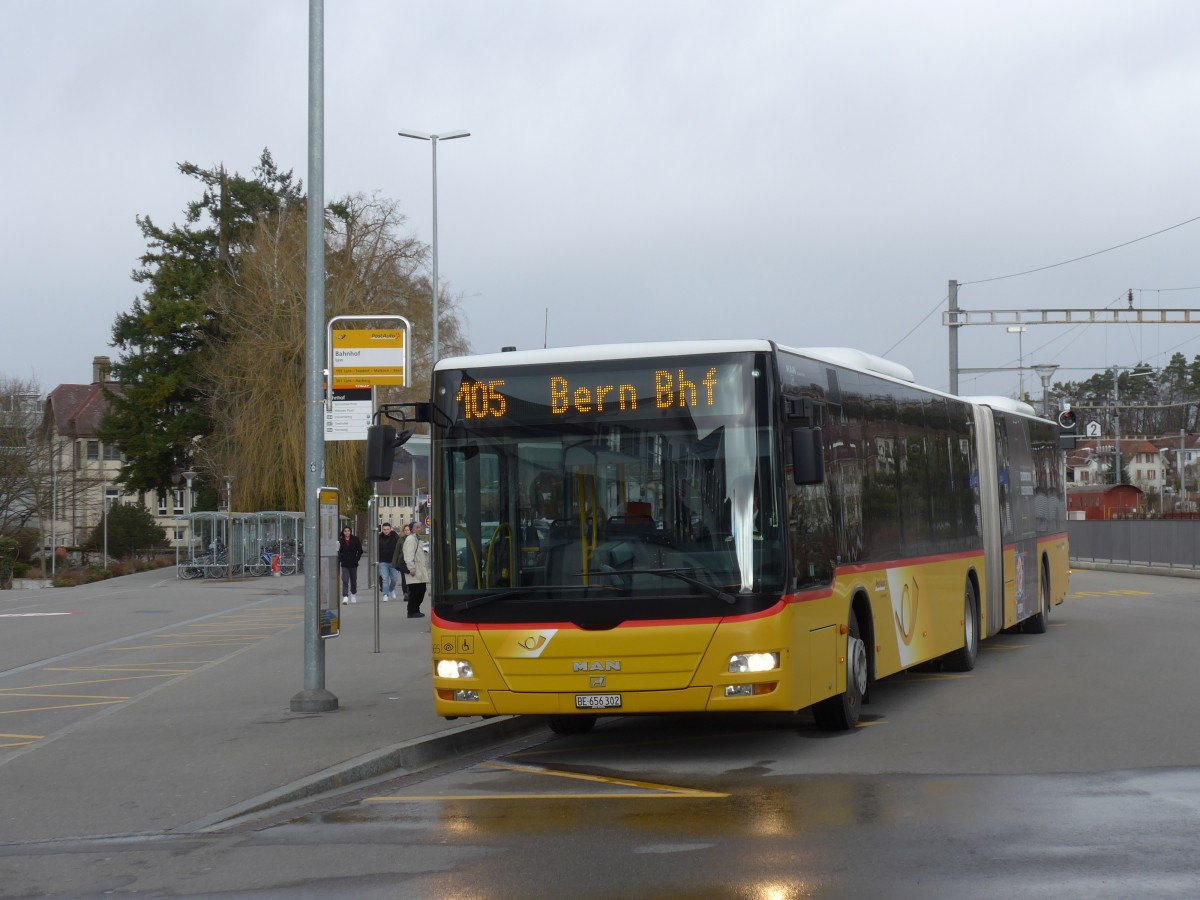 (158'937) - PostAuto Bern - Nr. 665/BE 656'302 - MAN am 2. Mrz 2015 beim Bahnhof Lyss