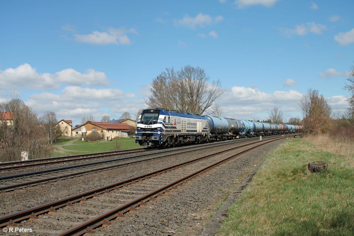 159 221 mit einem Kesselzug nach München bei der Einfahrt in Wiesau/Oberpfalz Richtung Süden. 03.04.23