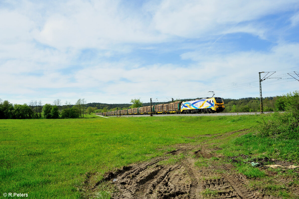 159 231-9  Zelos  mit einem Holzzug nach Hängersberg bei Pölling. 28.04.24