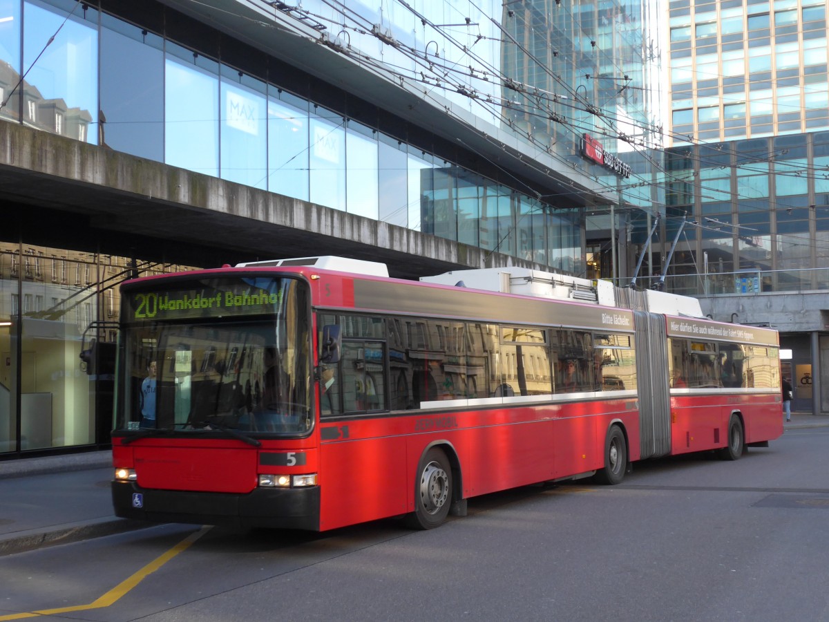 (159'058) - Bernmobil, Bern - Nr. 5 - NAW/Hess Gelenktrolleybus am 9. Mrz 2015 beim Bahnhof Bern
