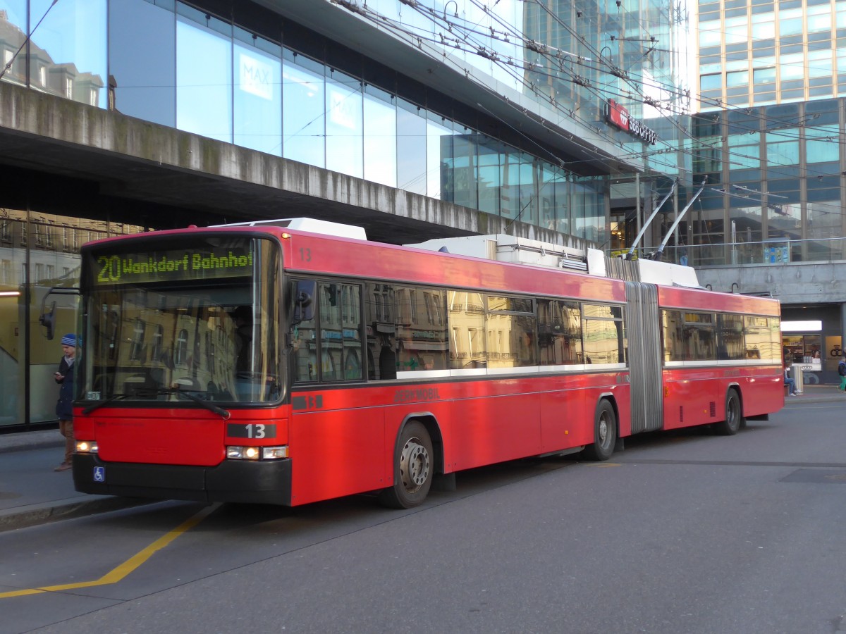 (159'062) - Bernmobil, Bern - Nr. 13 - NAW/Hess Gelenktrolleybus am 9. Mrz 2015 beim Bahnhof Bern