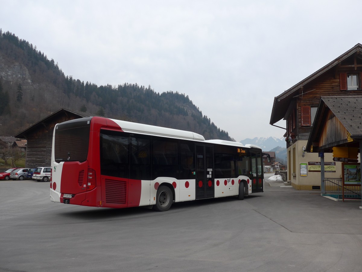 (159'209) - TPF Fribourg - Nr. 85/FR 300'388 - Mercedes am 16. Mrz 2015 beim Bahnhof Boltigen