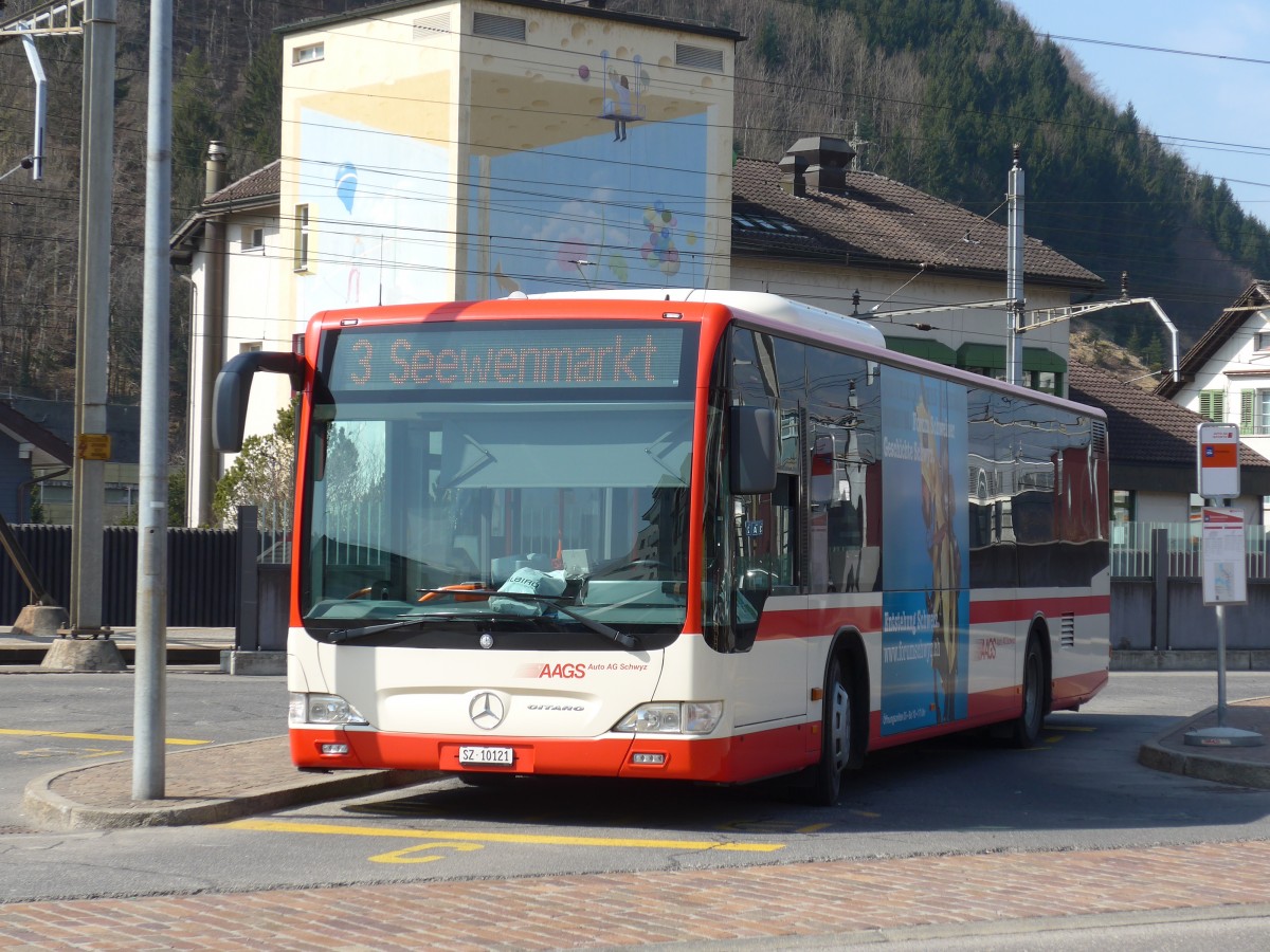 (159'321) - AAGS Schwyz - Nr. 21/SZ 10'121 - Mercedes am 18. Mrz 2015 beim Bahnhof Schwyz