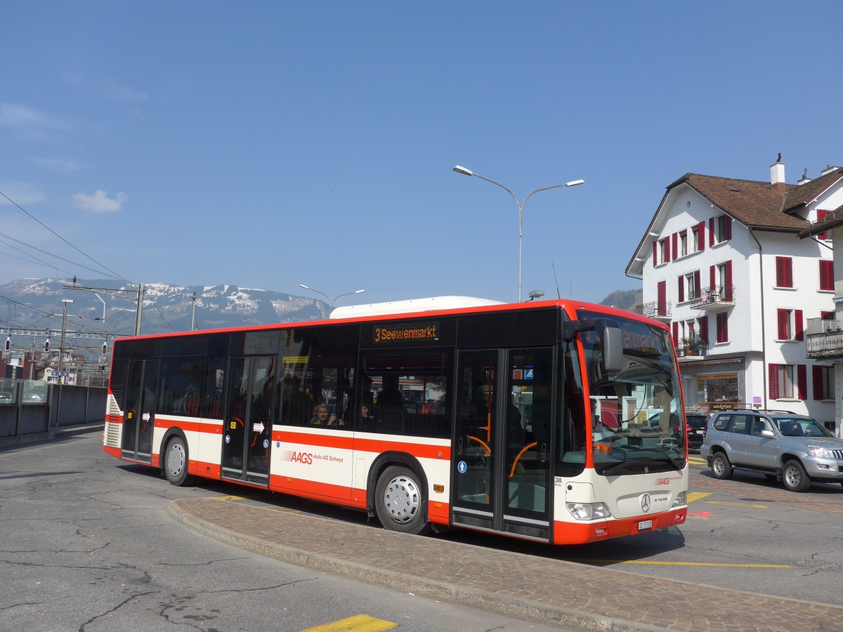 (159'333) - AAGS Schwyz - Nr. 38/SZ 57'338 - Mercedes am 18. Mrz 2015 beim Bahnhof Schwyz