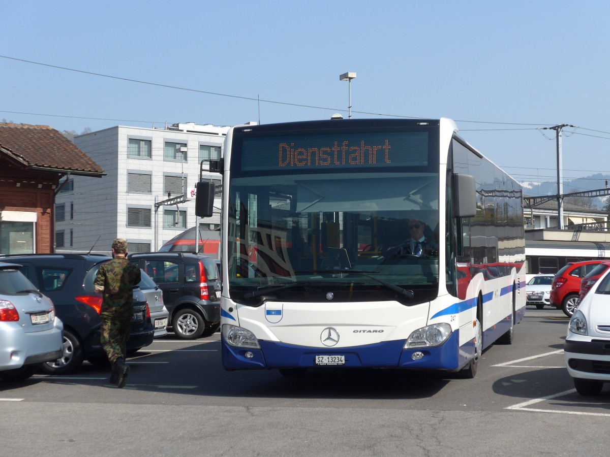 (159'346) - Auf der Maur, Steinen - Nr. 247/SZ 13'234 - Mercedes am 18. Mrz 2015 beim Bahnhof Arth-Goldau
