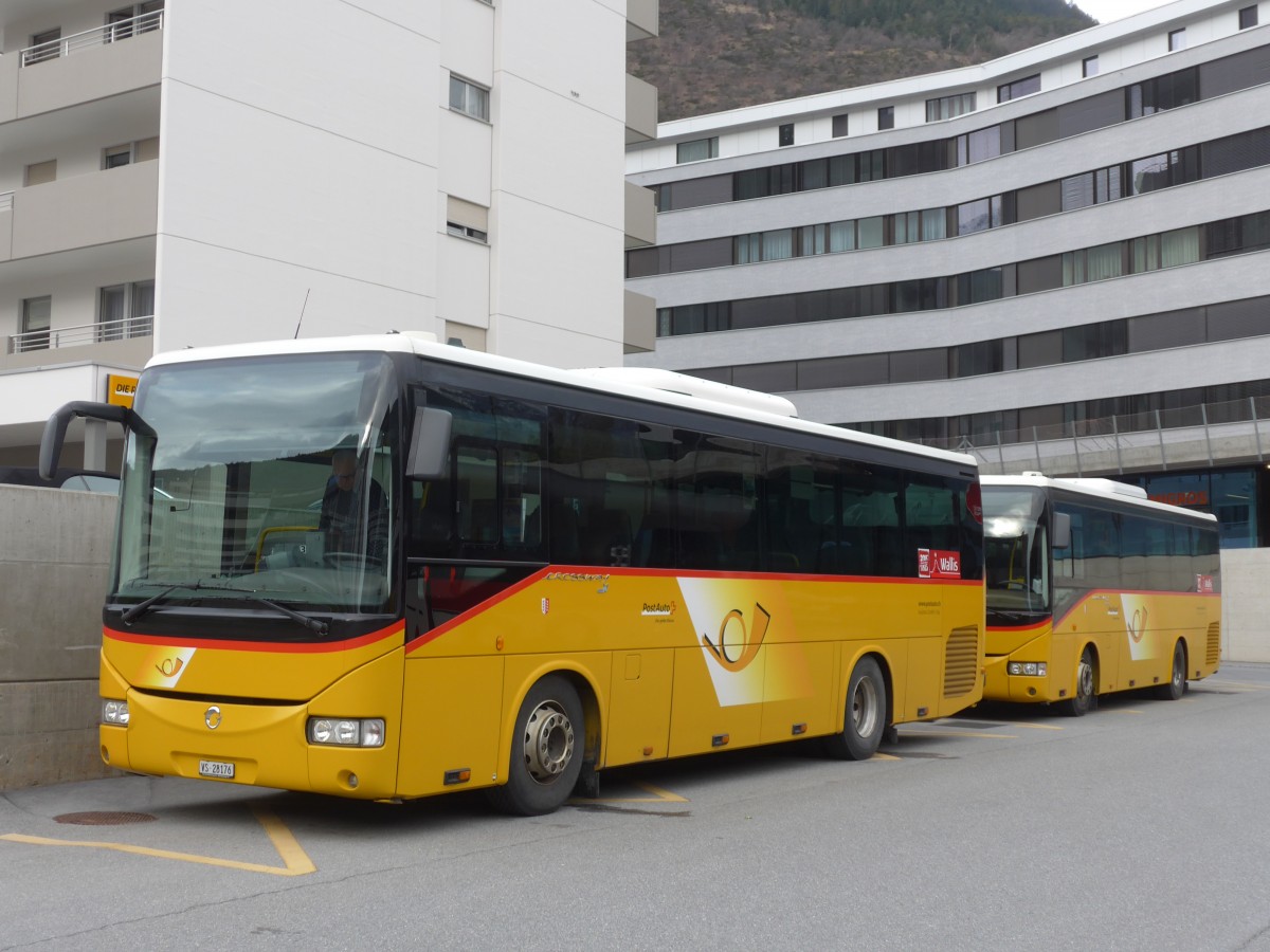 (159'548) - Autotour, Visp - VS 28'176 - Irisbus am 2. April 2015 beim Bahnhof Visp