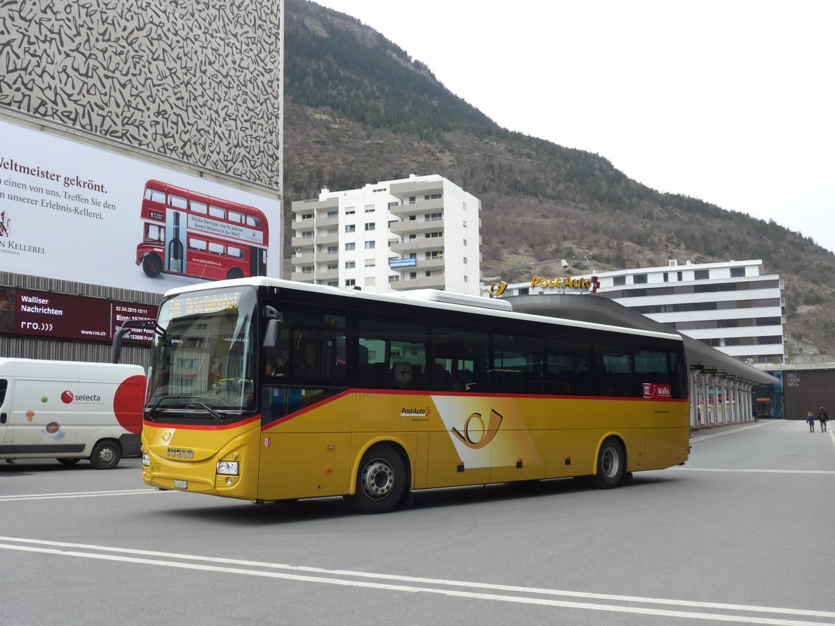 (159'598) - PostAuto Wallis - VS 424'837 - Iveco am 2. April 2015 beim Bahnhof Visp