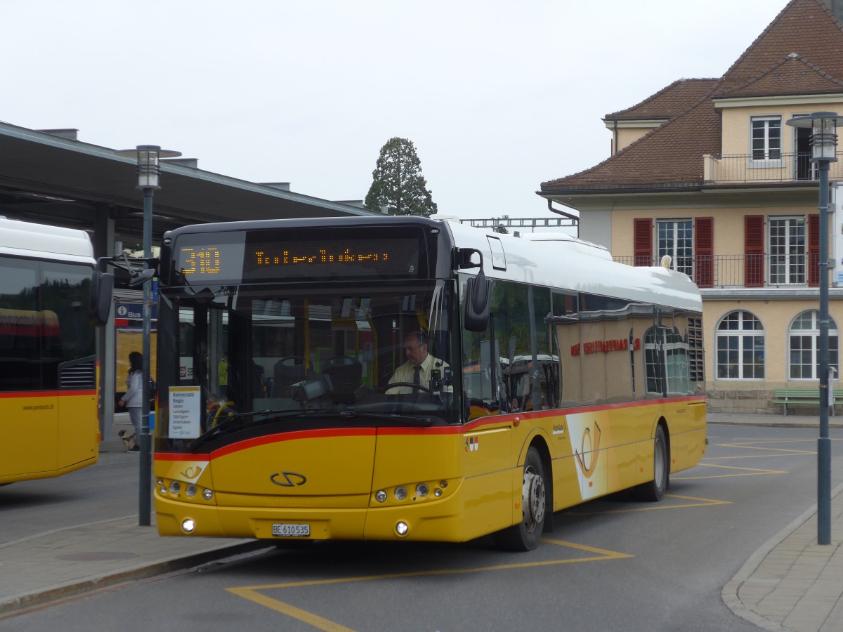 (160'009) - PostAuto Bern - BE 610'535 - Solaris am 25. April 2015 beim Bahnhof Spiez
