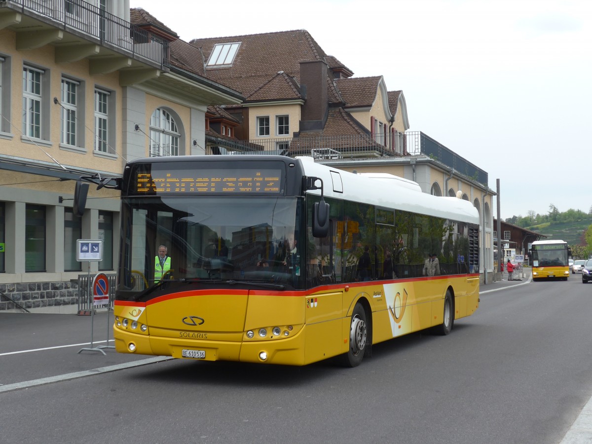 (160'019) - PostAuto Bern - BE 610'536 - Solaris am 25. April 2015 beim Bahnhof Spiez