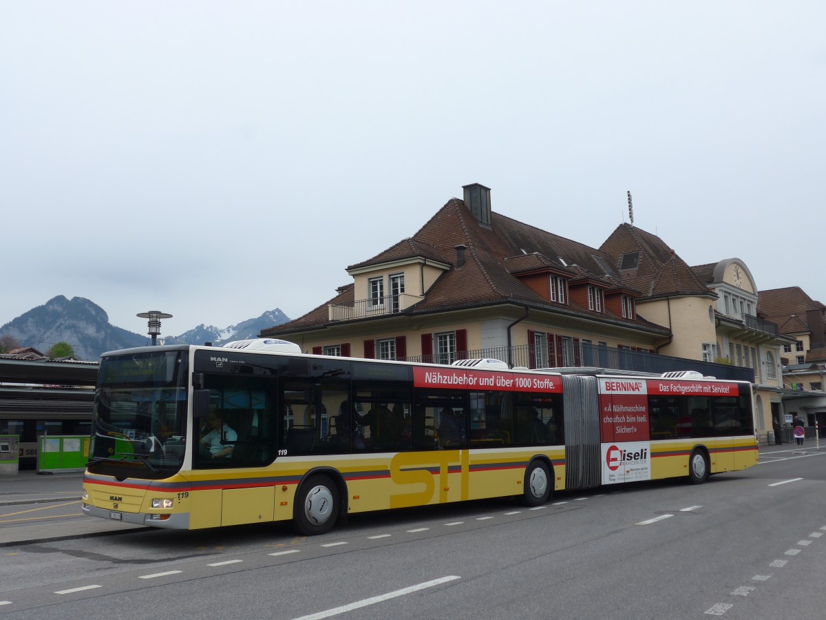 (160'026) - STI Thun - Nr. 119/BE 700'119 - MAN am 25. April 2015 beim Bahnhof Spiez