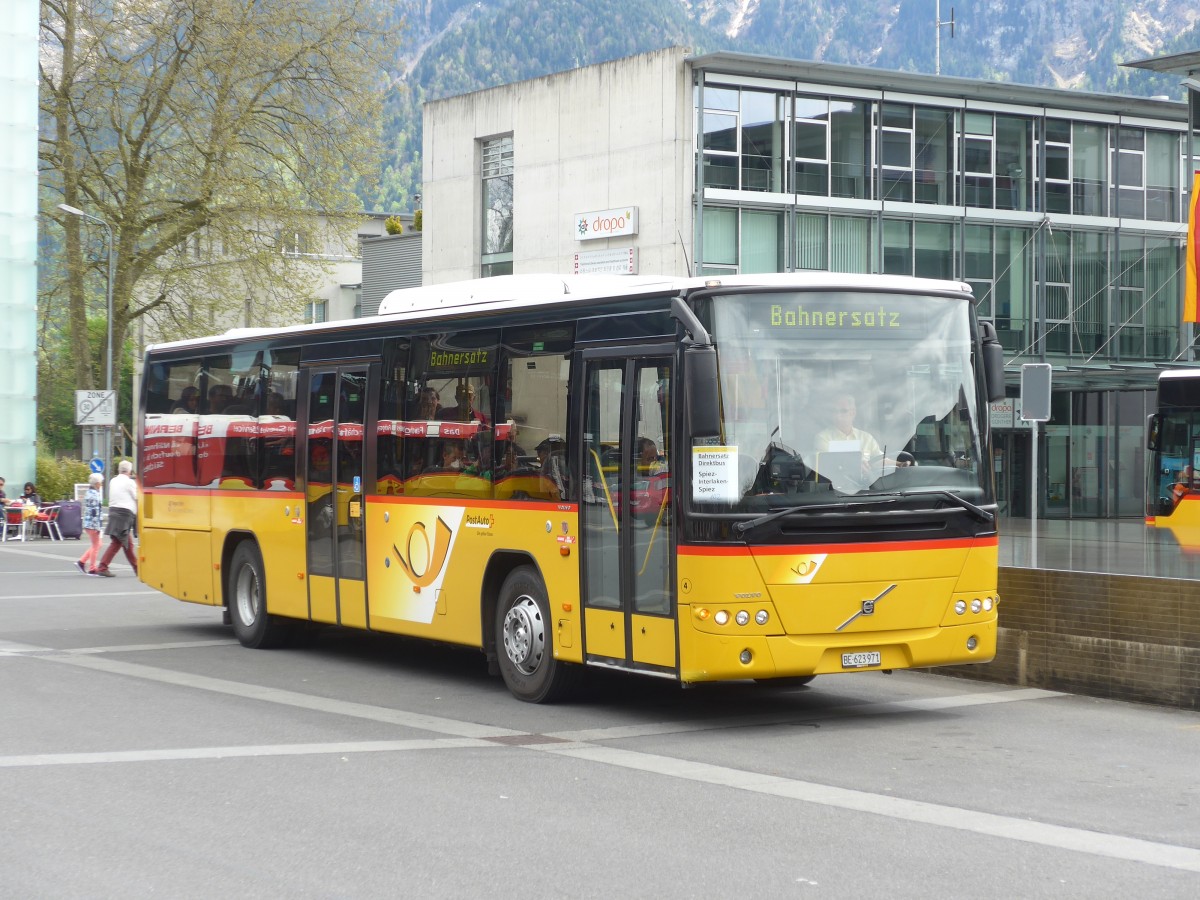(160'048) - Flck, Brienz - Nr. 4/BE 623'971 - Volvo (ex AVBB Schwanden) am 26. April 2015 beim Bahnhof Interlaken Ost