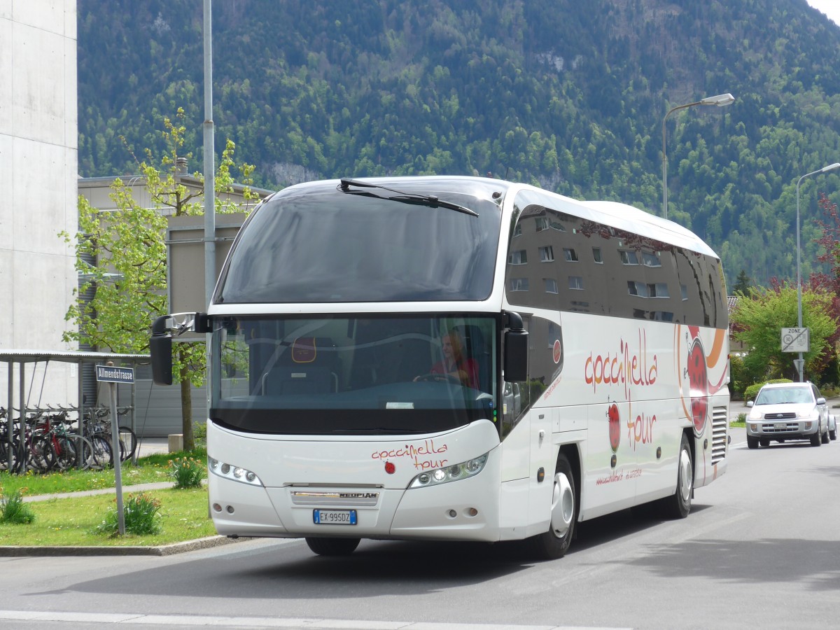 (160'076) - Aus Italien: Coccinella Tour, Amantea - EX-995 DZ - Neoplan am 26. april 2015 beim Bahnhof Interlaken Ost