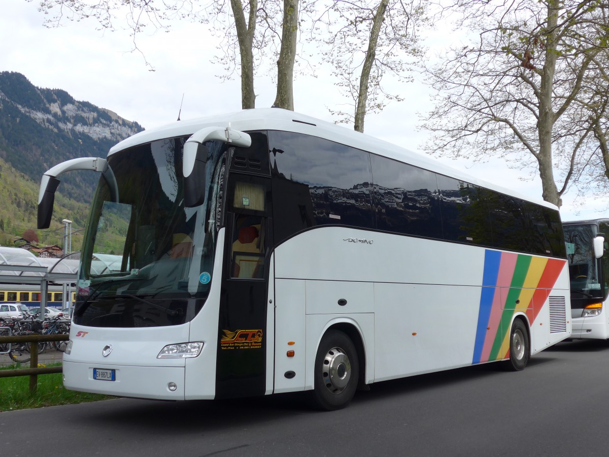 (160'078) - Aus Italien: Stena Travel, Castel San Giorgio - EV-887 LX - Irisbus am 26. april 2015 beim Bahnhof Interlaken Ost