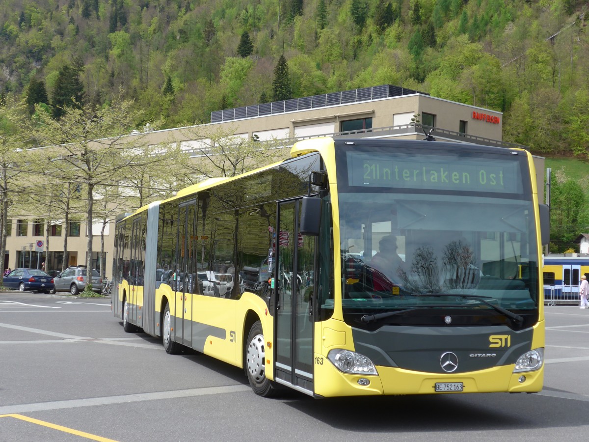 (160'081) - STI Thun - Nr. 163/BE 752'163 - Mercedes am 26. April 2015 beim Bahnhof Interlaken Ost