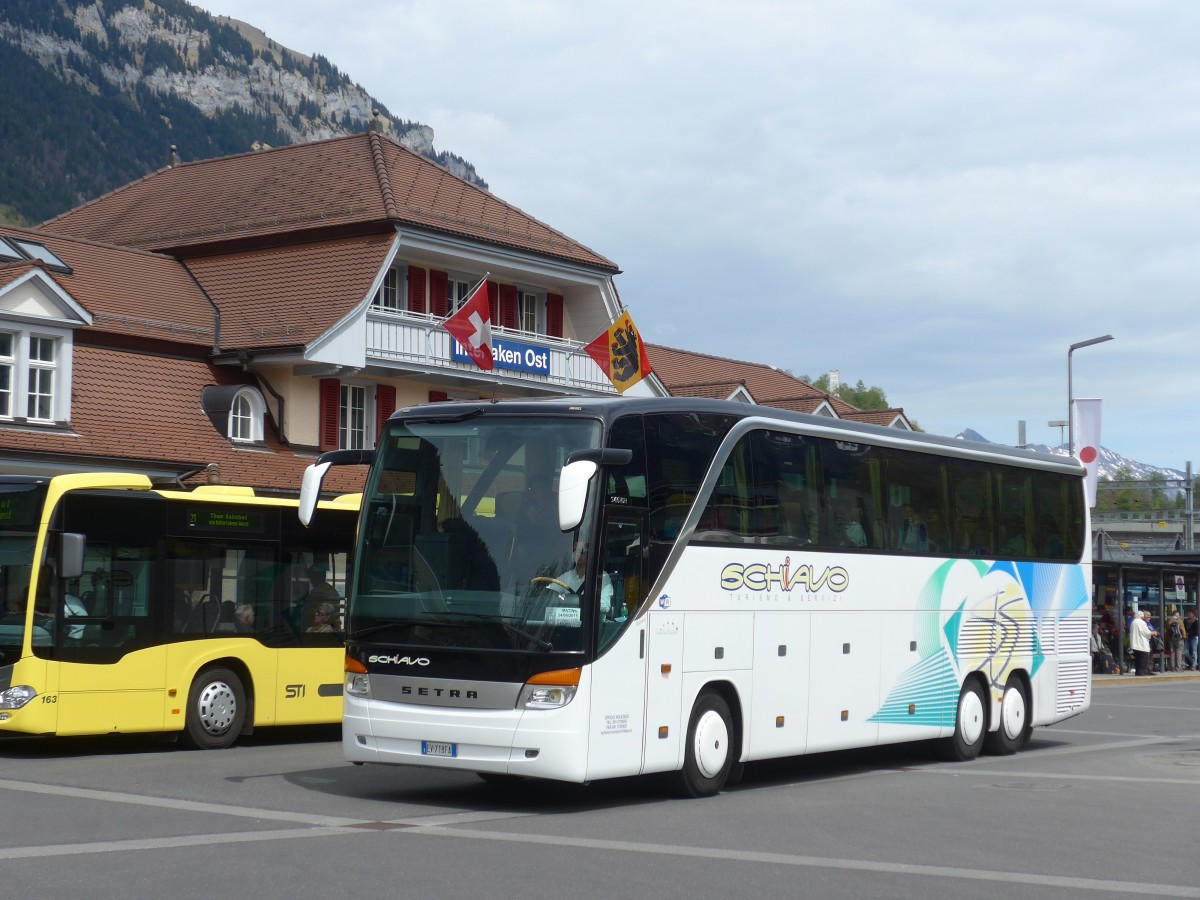 (160'083) - Aus Italien: Schiavo, Napoli - EV-718 FA - Setra am 26. April 2015 beim Bahnhof Interlaken Ost