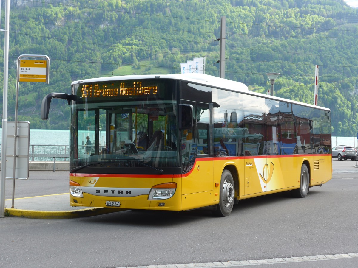 (160'234) - Flck, Brienz - Nr. 2/BE 435'742 - Setra am 9. Mai 2015 beim Bahnhof Brienz